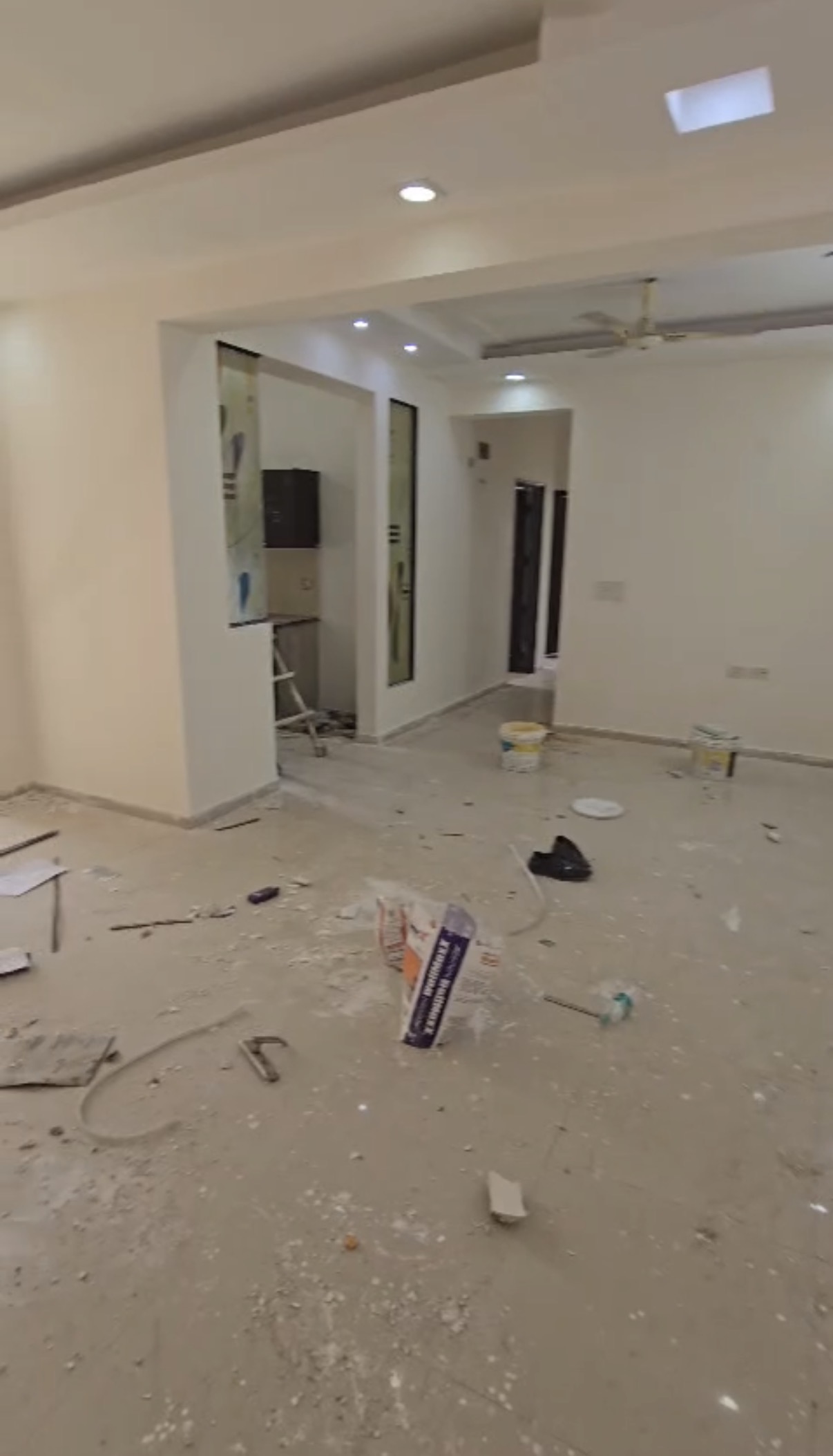 3BHK+Servant Semi Furnished Flat for Sale in Prateek Laurel